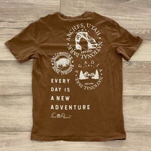 Free Planet Brown Adventure Graphic Tee size smalll